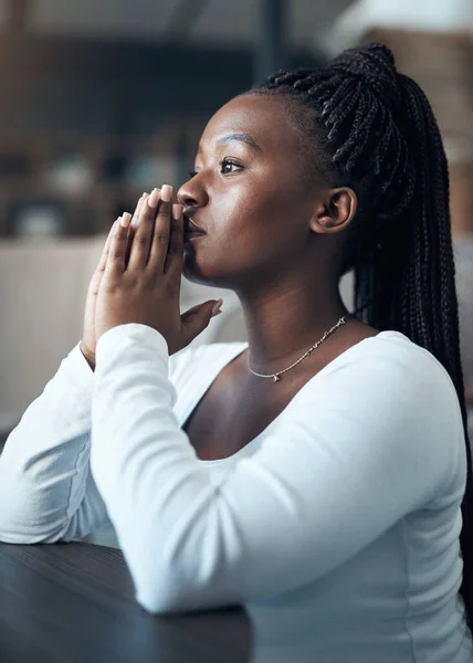 Poder Oração Uma Jovem Mulher Atraente Ajoelhada Sozinha Orando Sua — Fotografia de Stock