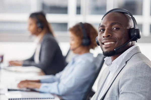 Retrato Telemarketing Homem Negro Com Equipe Call Center Atendimento Cliente — Fotografia de Stock
