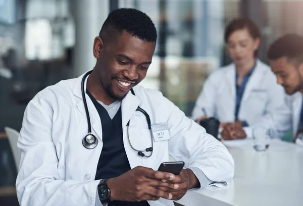Tuas Mensagens Fazem Sempre Sorrir Jovem Médico Masculino Usando Seu — Fotografia de Stock