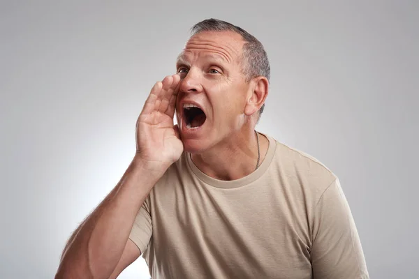 Pozor Pohledný Dospělý Muž Stojící Sám Šedém Pozadí Studiu Křičící — Stock fotografie