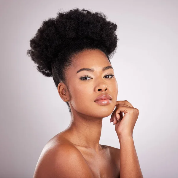 Skincare Beleza Retrato Mulher Negra Com Confiança Fundo Branco Produtos — Fotografia de Stock