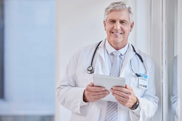 Retrato Hombre Médico Con Tableta Atención Médica Carrera Con Éxito — Foto de Stock