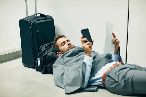 Que Horas Meu Voo Jovem Empresário Bonito Deitado Terminal Aeroporto — Fotografia de Stock