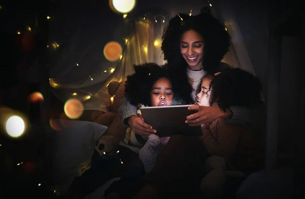 Moeder Kinderen Tablet Huis Tent Streaming Film Video Plezier Hechting — Stockfoto
