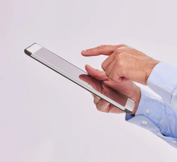Ręce Tablet Biznesmen Wpisujący Studio Białym Tle Technologia Media Społecznościowe — Zdjęcie stockowe
