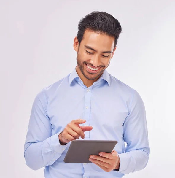 Digitação Sorriso Homem Negócios Com Tablet Estúdio Isolado Fundo Branco — Fotografia de Stock