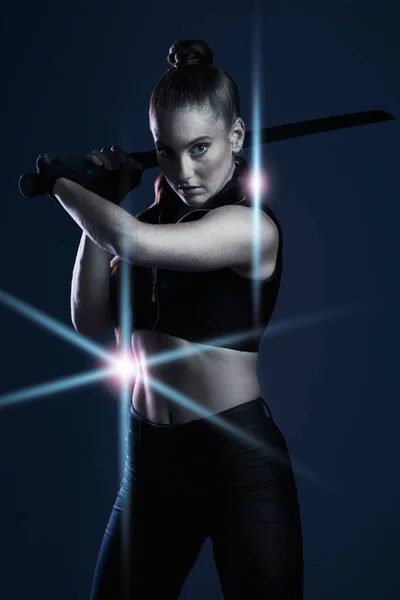 Savaşçı Kadın Kılıç Portresi Karanlık Arka Planda Hareket Için Stüdyoda — Stok fotoğraf