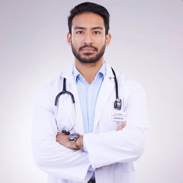 Retrato Orgulhoso Homem Médico Isolado Fundo Branco Para Serviços Saúde — Fotografia de Stock