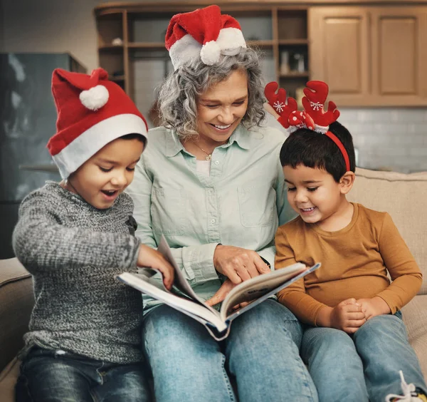 Natal Álbum Fotos Crianças Com Uma Avó Feliz Crianças Olhando — Fotografia de Stock