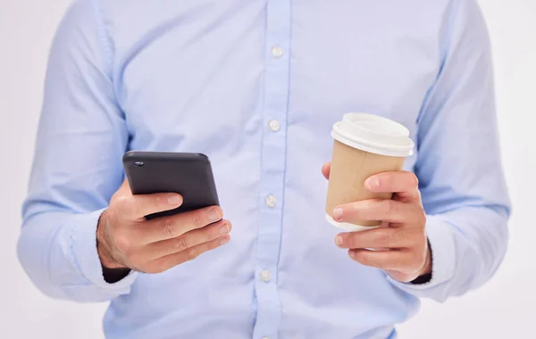 咖啡和工作室里的商人的手都被白色背景隔离了 茶和男性专业人员 拥有社交媒体智能手机 网络浏览或移动应用网络 — 图库照片