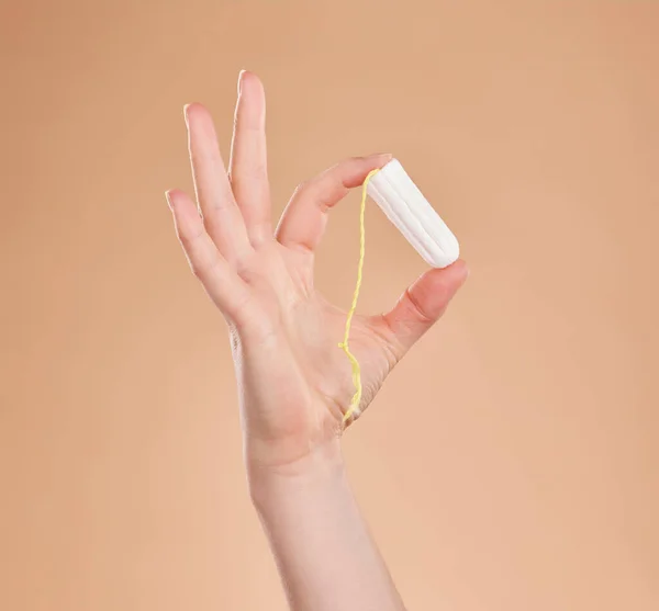 Menstruáció Bemutató Kéz Egy Tampon Elszigetelt Stúdió Háttér Vérzés Menstruációs — Stock Fotó