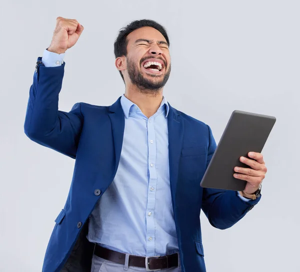 Winnaar Enthousiast Tablet Met Man Studio Voor Goed Nieuws Succes — Stockfoto