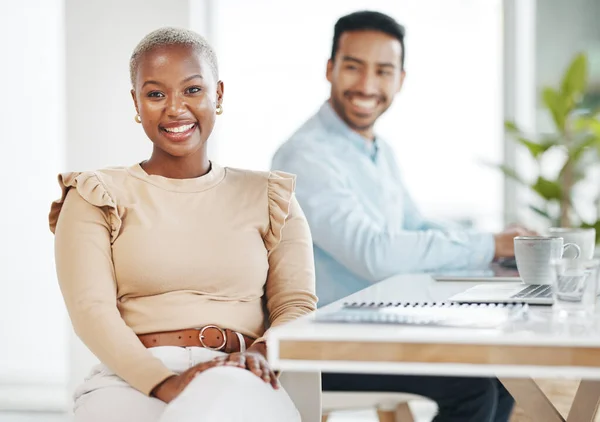 与同事一起工作 为事业或职业感到自豪的女性形象 商业笑容和黑人女性 专业的 快乐的 自信的和自豪的非洲女企业家 有成功的心态 — 图库照片
