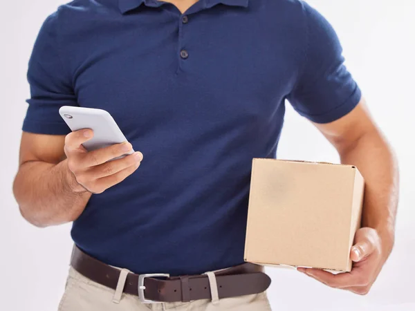 Entrega Homem Com Pacote Mãos Telefone Caixa Comércio Eletrônico Transporte — Fotografia de Stock