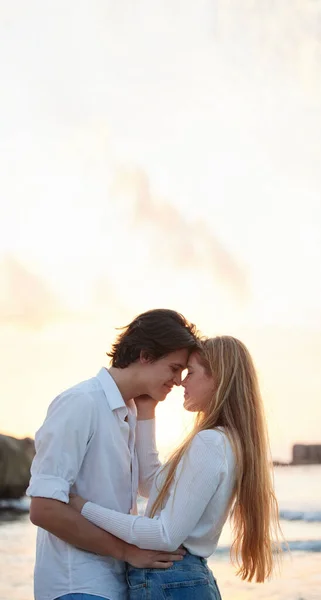 Αγάπη Φιλί Και Χαμόγελο Ζευγάρι Στην Παραλία Για Ρομαντισμό Χαλάρωση — Φωτογραφία Αρχείου