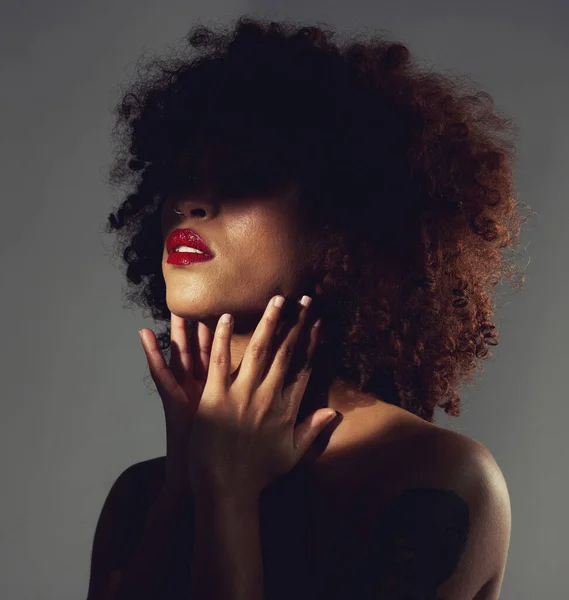 Zwarte Vrouw Rode Lippenstift Schaduw Met Schoonheid Make Handen Met — Stockfoto