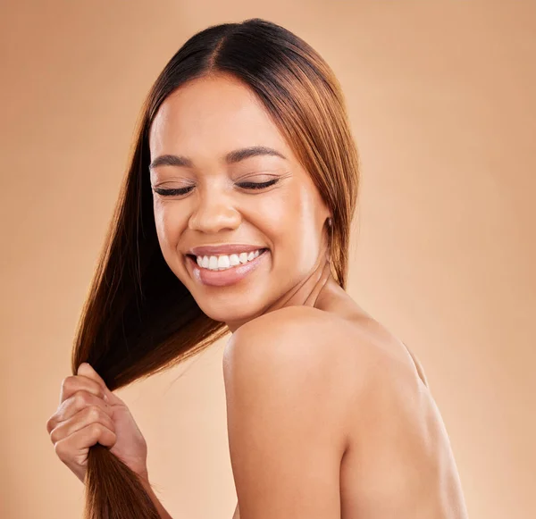 美容美发 带着成长的微笑 把洗发水涂在棕色的背景上 美感女性在工作室里快乐地享受天然角蛋白治疗和色泽浓郁的健康 — 图库照片