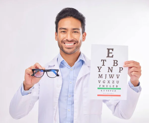 画像診療所で眼鏡 眼の検査と笑顔を保持する医師の肖像 インドの読書評価と視力 目と視力のための医療検査と健康と幸せな男の観光客 — ストック写真