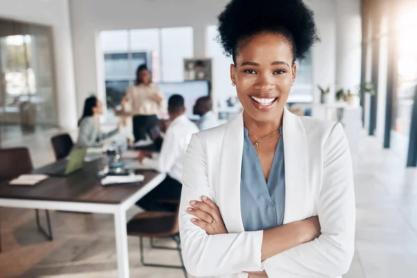 会议室 黑人女性肖像和商界领袖在一个合作的会议上 管理层和自豪的Ceo对公司的团队合作策略和公司的成长感到满意 — 图库照片