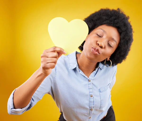 Papír Szív Csók Fekete Nővel Stúdióban Romantikáért Pozitívért Érzelmekért Boldogság — Stock Fotó