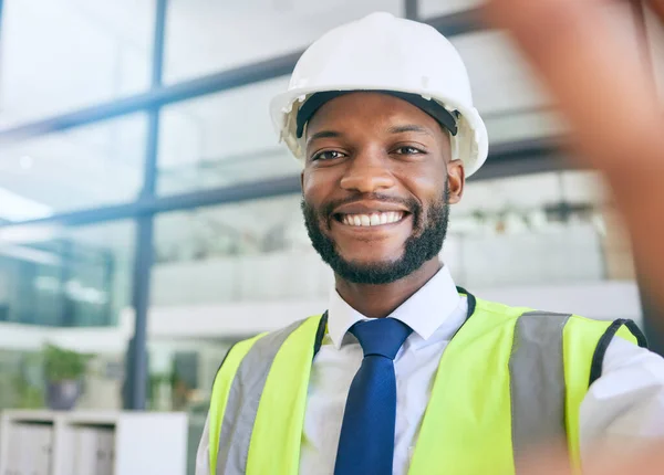 Hombre Negro Construcción Ingeniero Selfie Con Una Sonrisa Trabajando Oficina — Foto de Stock