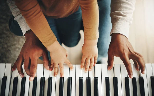 Hände Eltern Und Kind Lernen Klavier Als Gemeinsame Entwicklung Von — Stockfoto