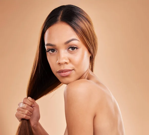 Kadın Güzellik Saç Bakım Portresi Kahverengi Arka Planda Büyümek Parlamak — Stok fotoğraf