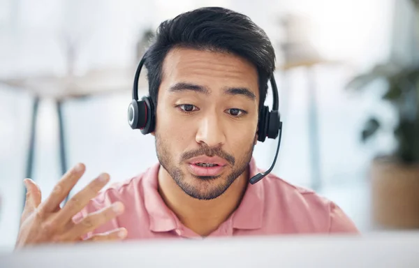 Азиатский Мужчина Call Центр Консультации Наушниками Компьютере Обслуживания Клиентов Помощи — стоковое фото