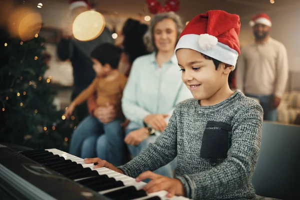 Menino Teclado Música Natal Casa Família Com Sorriso Brincando Habilidade — Fotografia de Stock