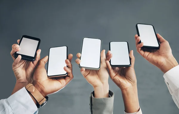 Adamları Eller Telefon Ekranı Model Uzay Ağı Reklam Dijital Pazarlama — Stok fotoğraf