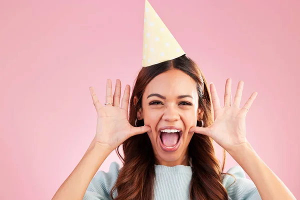 Retrato Cara Del Cumpleaños Grito Mujer Emocionados Por Evento Celebración —  Fotos de Stock