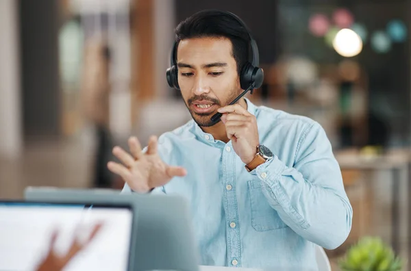 Homem Asiático Call Center Consultoria Com Fones Ouvido Laptop Atendimento — Fotografia de Stock
