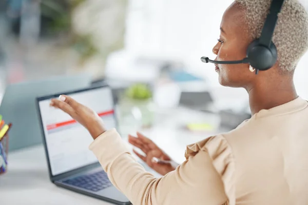 Zwarte Vrouw Call Center Overleg Met Koptelefoon Laptop Voor Klantenservice — Stockfoto