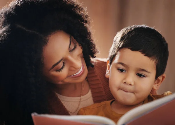Nacht Gelukkig Moeder Met Kind Boek Voor Het Slapengaan Verhalenvertelling — Stockfoto