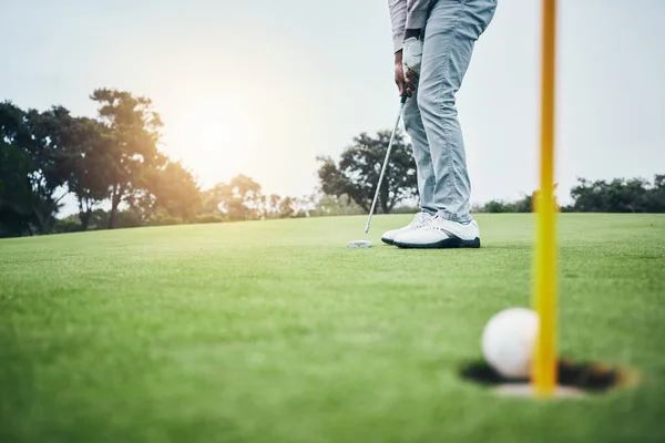 競技のためのゲーム 練習やトレーニングのためのコース上のゴルフクラブと地面 ゴルフホールや男 プロゴルファー スポーツや男性アスリートは勝利のための芝生の上でボールを打つ スコアやティーストローク — ストック写真