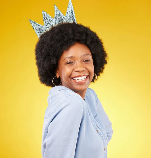 Retrato Sorriso Rainha Mulher Negra Com Coroa Estúdio Isolado Fundo — Fotografia de Stock