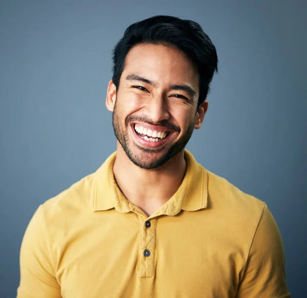 Retrato Feliz Despreocupado Con Hombre Estudio Sobre Fondo Azul Sintiéndose — Foto de Stock
