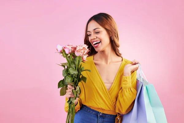 행복하게 쇼핑백을 스튜디오에 미소를 장미와 분홍색 배경으로 로맨스를 축하하는 — 스톡 사진
