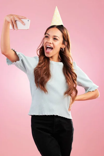 Γενέθλια Selfie Και Social Media Μια Γυναίκα Στο Studio Ροζ — Φωτογραφία Αρχείου