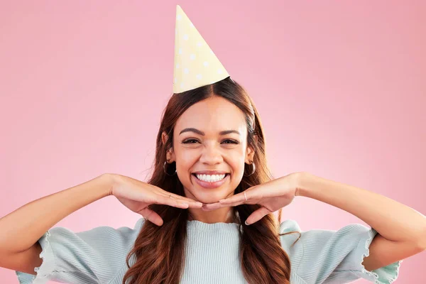 Mujer Cumpleaños Retrato Cara Sonrisa Para Evento Celebración Feliz Felicitaciones — Foto de Stock