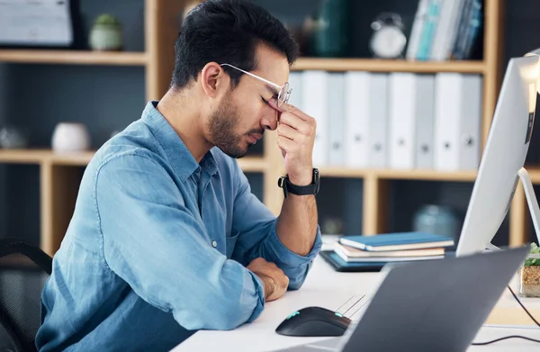 Stres Ból Głowy Zmęczony Człowiek Komputerze Wypaloną Karierą Zawodową Lęk — Zdjęcie stockowe