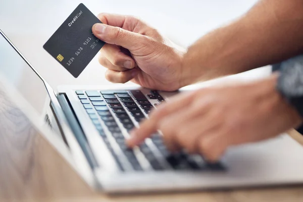 Kéz Laptop Hitelkártya Kereskedelemhez Online Vásárláshoz Vagy Elektronikus Vásárláshoz Faasztalon — Stock Fotó