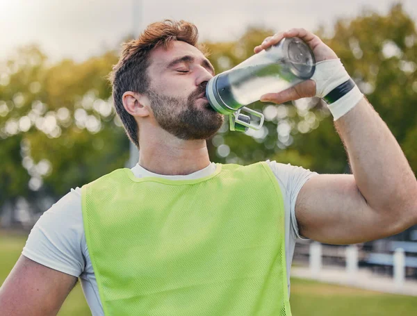 与户外运动者一起喝水 健身和水合 参加比赛或活动 训练和健康 男运动员在休息或休息时从瓶子里喝水 — 图库照片