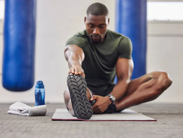Homem Negro Alongamento Pernas Fitness Ginásio Para Treinamento Desempenho Musculação — Fotografia de Stock