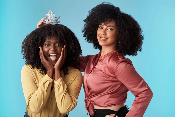 Победителями Поддерживали Друг Друга Студийный Снимок Молодой Женщины Надевающей Корону — стоковое фото