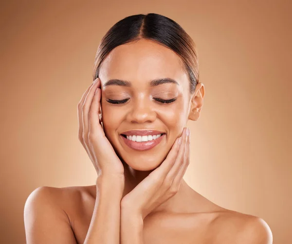 Skincare Beleza Natural Sorrir Relaxar Mulher Com Pele Macia Face — Fotografia de Stock