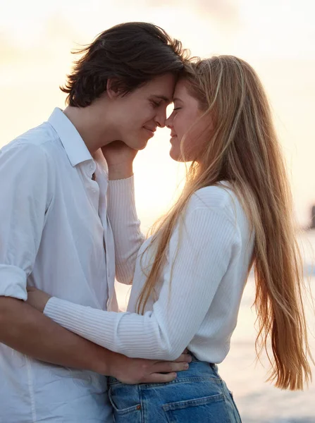 Αγάπη Φιλί Και Ηλιοβασίλεμα Ζευγάρι Στην Παραλία Για Ρομαντισμό Χαλάρωση — Φωτογραφία Αρχείου