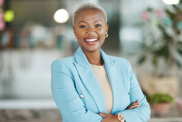 Πορτραίτο Γραφείου Ηγέτης Και Ευτυχισμένη Μαύρη Γυναίκα Διευθυντής Επιχείρησης Χαμόγελο — Φωτογραφία Αρχείου