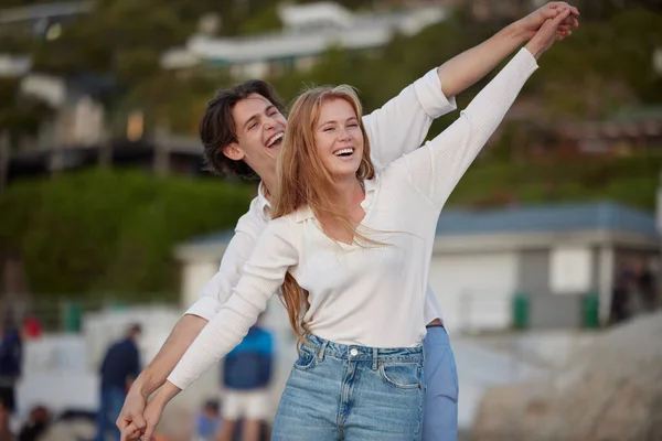 Latająca Szczęśliwa Śmiejąca Się Para Plaży Randkę Miesiąc Miodowy Zacieśnianie — Zdjęcie stockowe