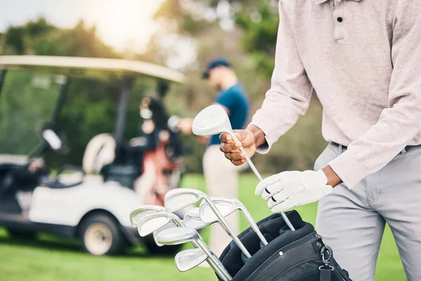 ゴルフ ゲームを開始するゴルフバッグを持つ男のクラブと手を選択 競争のための練習とトレーニング プロのゴルファー 運動のためのクラブと活動と男性のキャディ フィットネスやレクリエーション — ストック写真